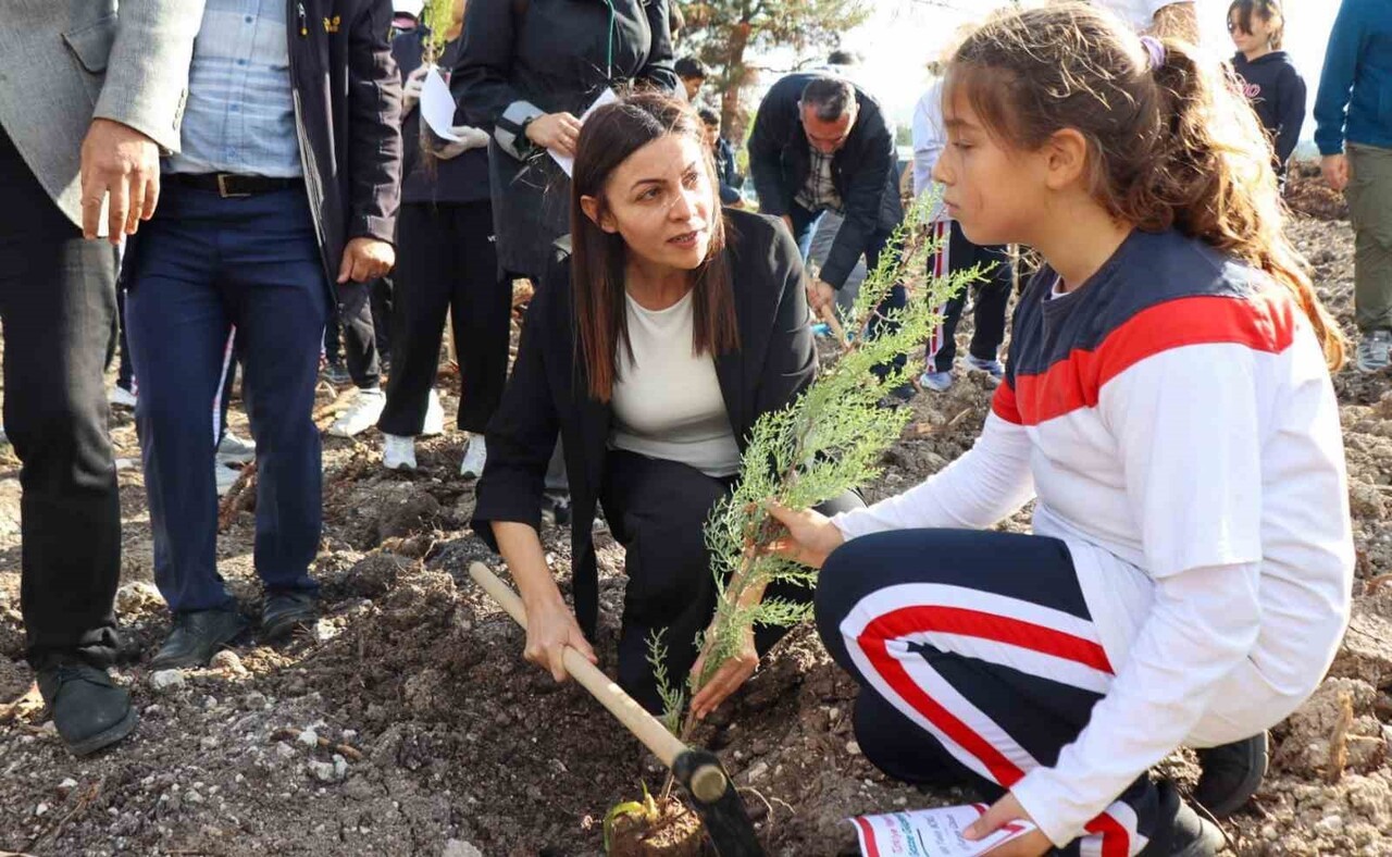 ÇANAKKALE'DE 'TÜRKİYE YEŞERİYOR, GAZZE GÜÇLENİYOR' MOTTOSUYLA ÇANAKKALE'DE VE GAZZE'DE VERİLEN...