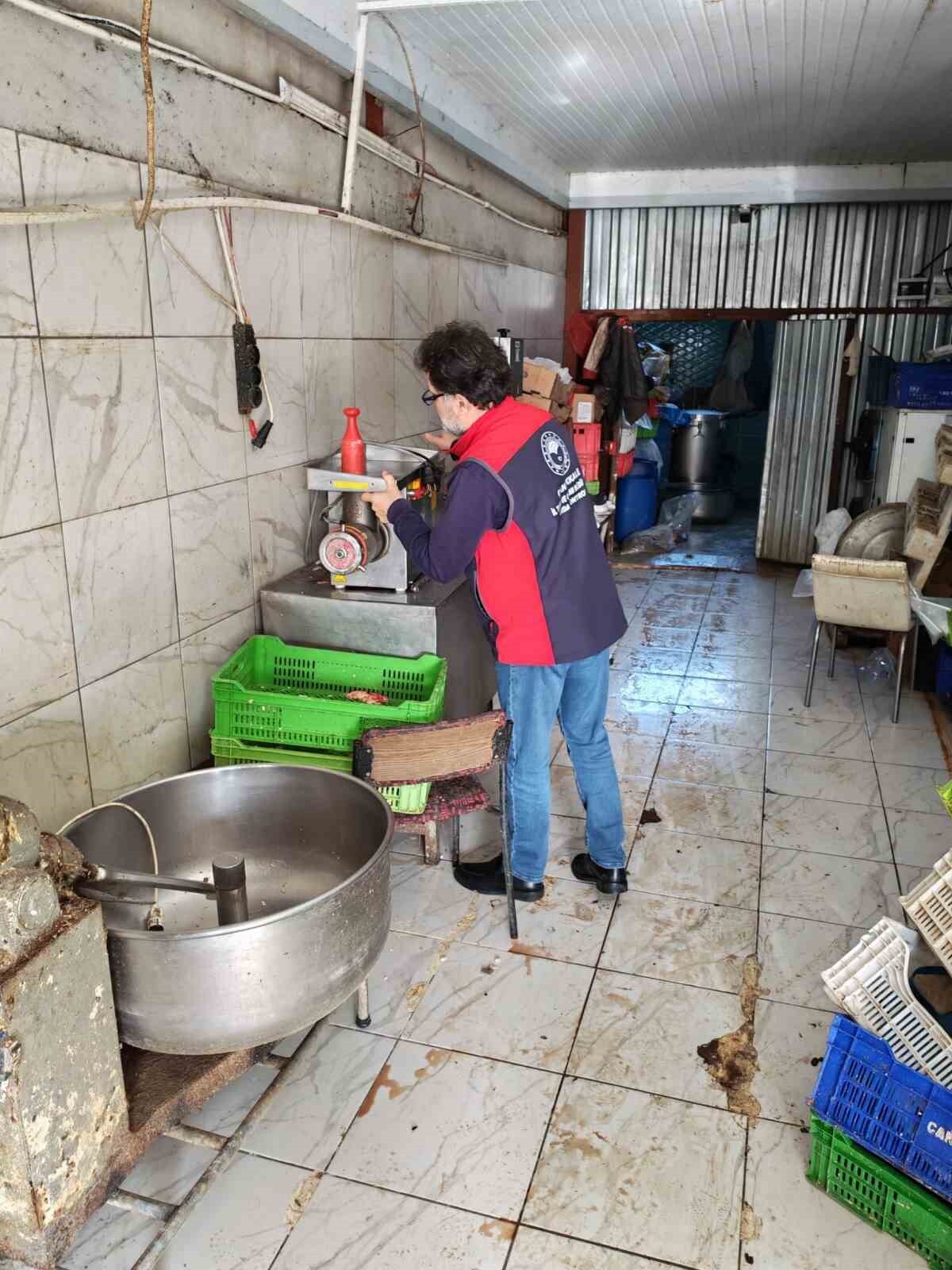 ÇANAKKALE'DE İZİNSİZ VE UYGUNSUZ ŞARTLARDA ÇALIŞAN ET VE SAKATAT İŞLEME FAALİYETİ GÖSTEREN İŞLETME...