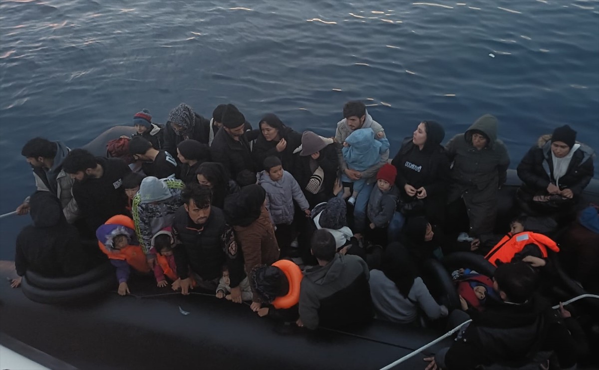 Çanakkale'nin Ayvacık ilçesinde aralarında kadın ve çocuklarında bulunduğu 42 düzensiz göçmen...