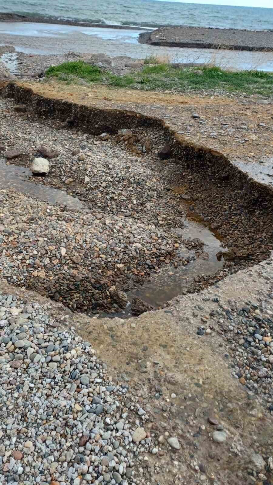 ÇANAKKALE'NİN AYVACIK İLÇESİNDE ETKİLİ OLAN ŞİDDETLİ SAĞANAK YAĞIŞLAR SEBEBİYLE KADIRGA KOYU YOLU...