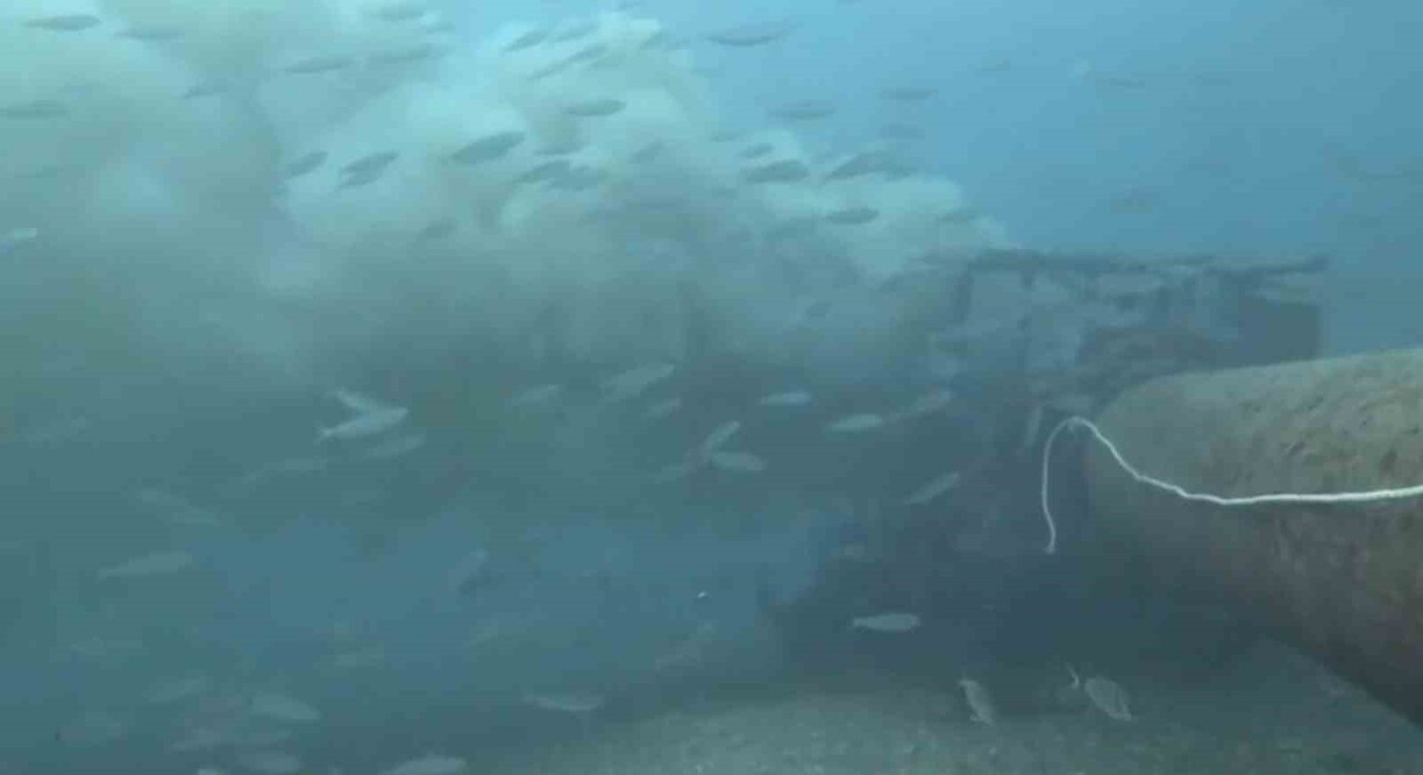 ÇANAKKALE'NİN KEPEZ AÇIKLARINDA DENİZE DALIŞ YAPAN BİR DALGIÇ, BOĞAZA DÖKÜLEN ATIK SU İLE...