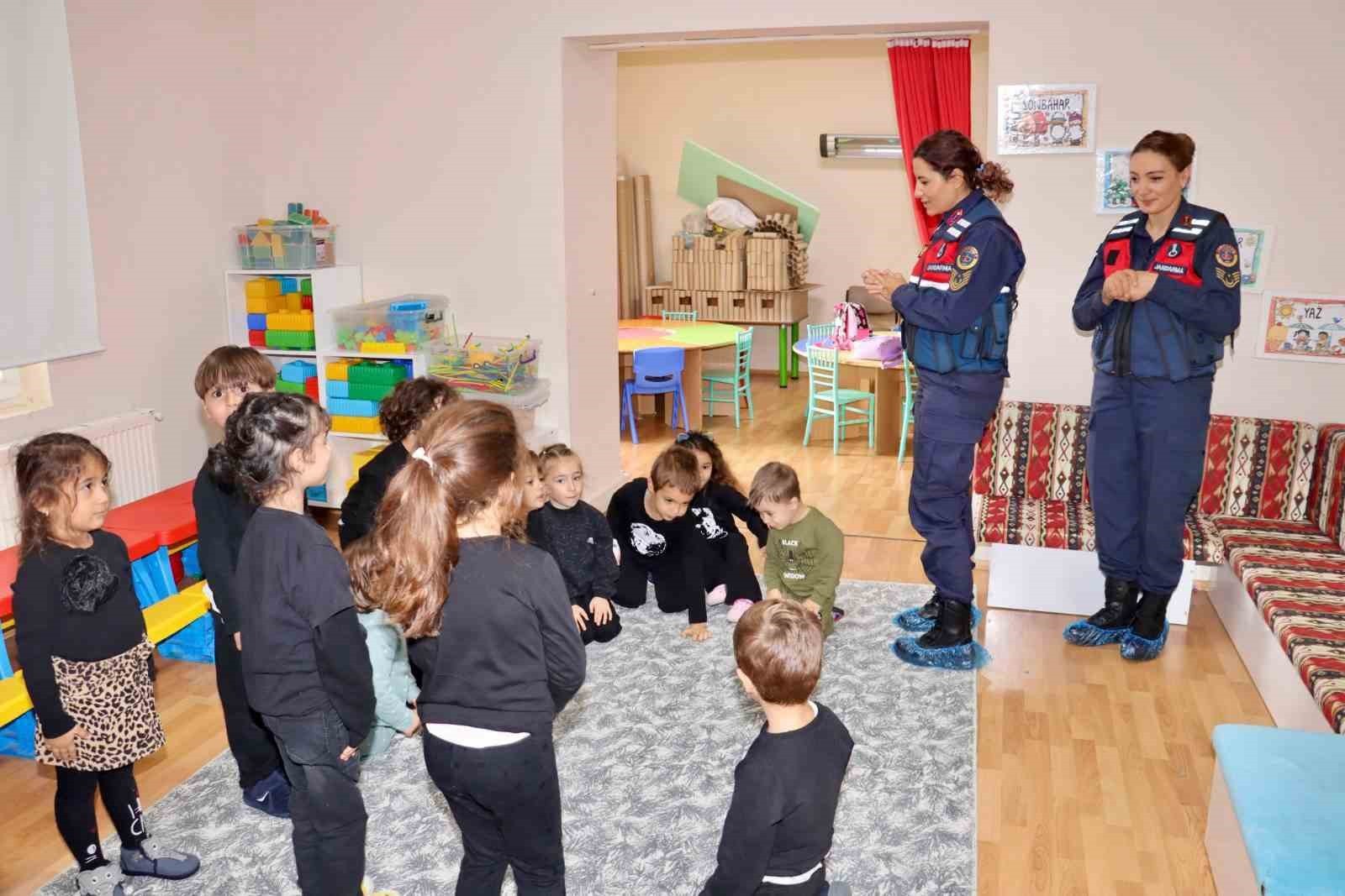 ÇANAKKALE’DE JANDARMA EKİPLERİNCE İLKÖĞRETİM ÖĞRENCİLERİNE AKRAN ZORBALIĞI VE MAHREMİYET...