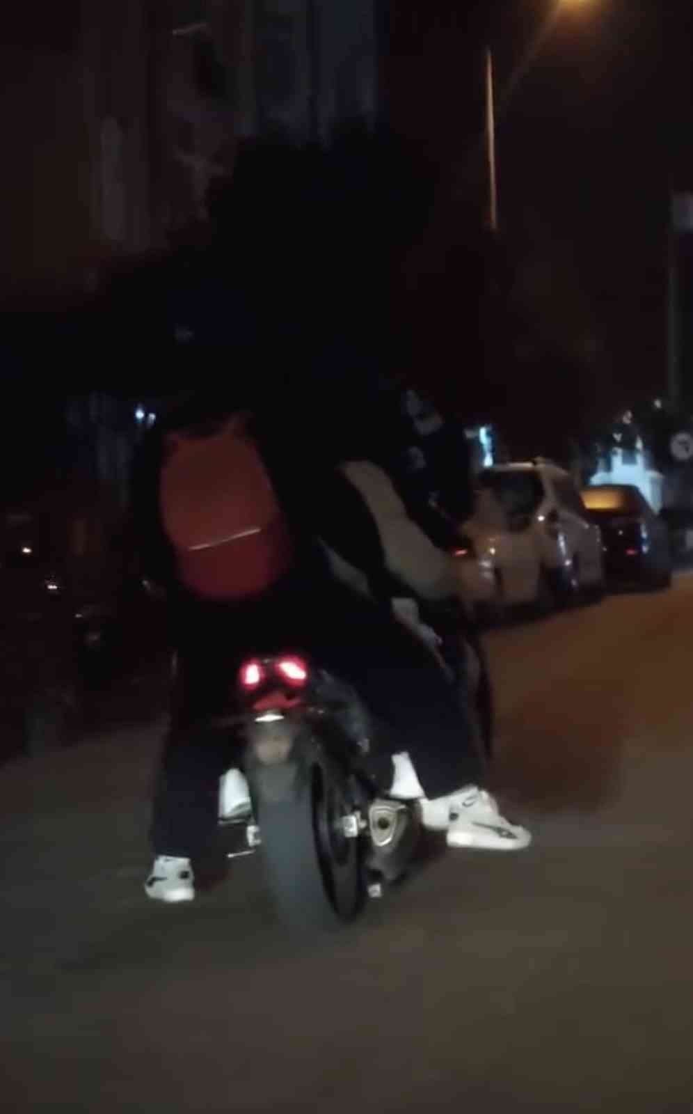 ÇANAKKALE’DE MOTOSİKLETE 5 GENÇ BİNEREK SEYAHAT ETMEYE BAŞLADI. GENÇLERİN TEHLİKELİ YOLCULUĞU...