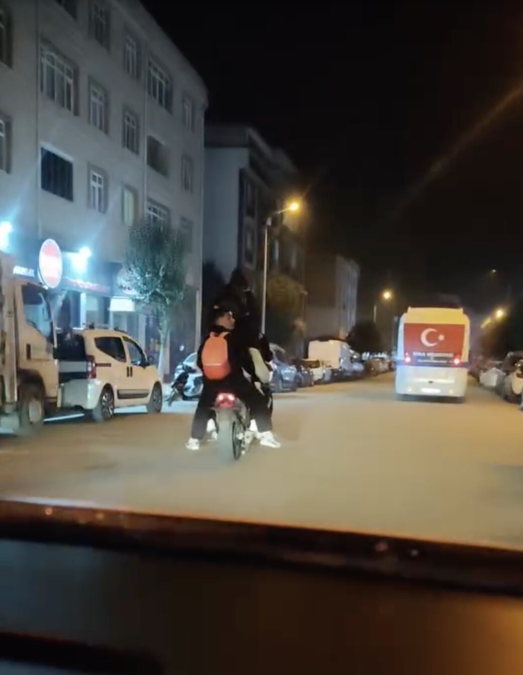 ÇANAKKALE’DE MOTOSİKLETE 5 GENÇ BİNEREK SEYAHAT ETMEYE BAŞLADI. GENÇLERİN TEHLİKELİ YOLCULUĞU...