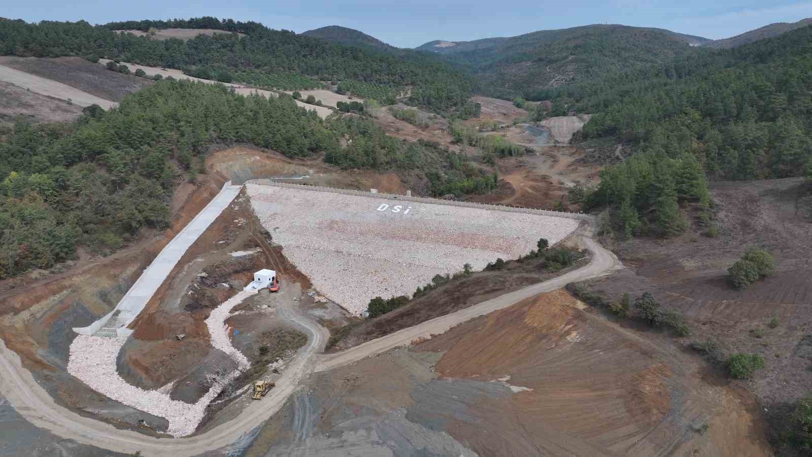 ÇANAKKALE’DE TARIMSAL SULAMA İÇİN KULLANILACAK YAYKIN GÖLETİNİN YAPIMI TAMAMLANDI.