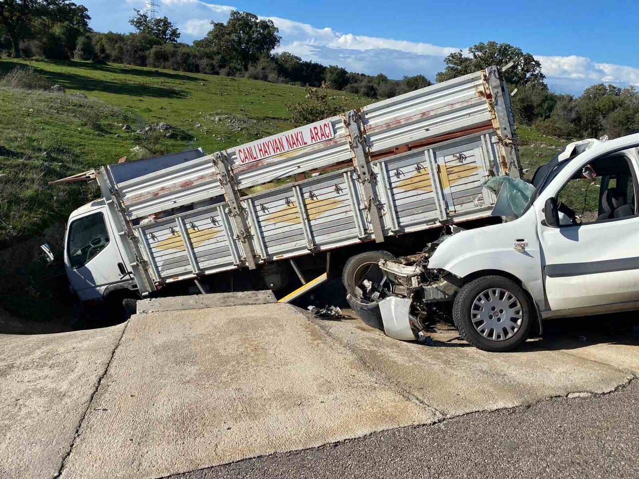 ÇANAKKALE’NİN AYVACIK İLÇESİNDE TİCARİ ARAÇ İLE KAMYONETİN ÇARPIŞMASI SONUCU 2’Sİ AĞIR 5 KİŞİ...