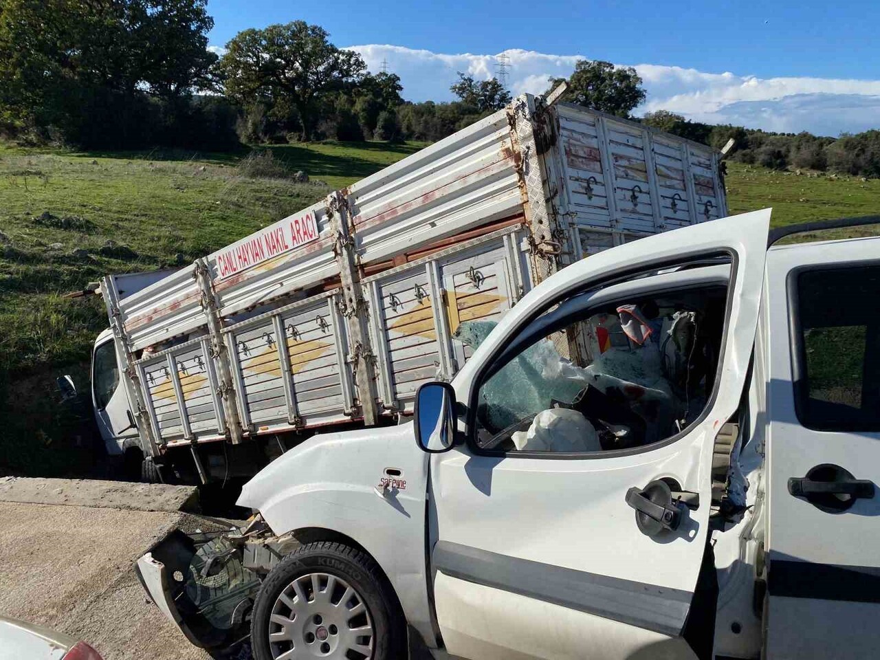 ÇANAKKALE’NİN AYVACIK İLÇESİNDE TİCARİ ARAÇ İLE KAMYONETİN ÇARPIŞMASI SONUCU 2’Sİ AĞIR 5 KİŞİ...