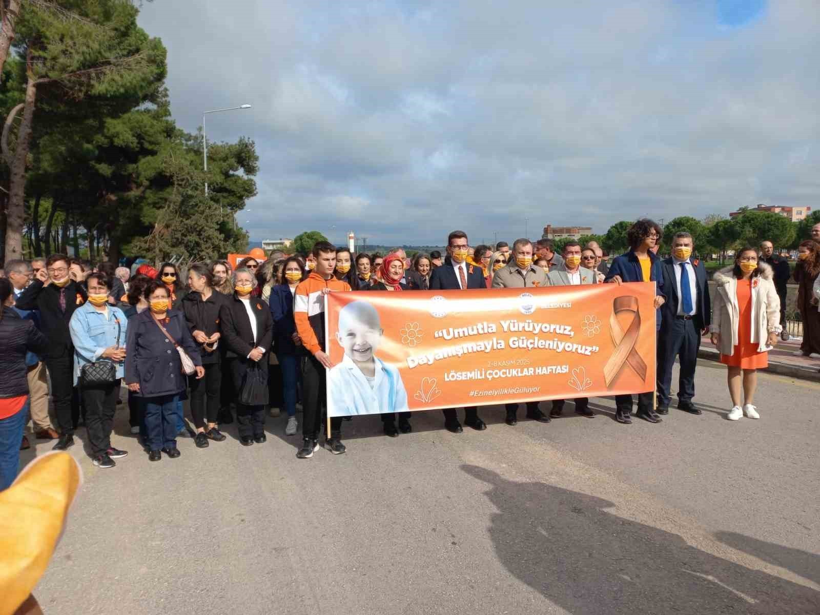 ÇANAKKALE’NİN EZİNE İLÇESİNDE LÖSEMİLİ ÇOCUKLAR HAFTASI DOLAYASIYLA YÜRÜYÜŞ...
