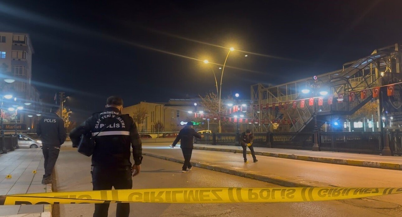 ÇANKIRI'DA HUSUMETLİ İKİ GRUP ARASINDA ÇIKAN SİLAHLI KAVGADA 1 KİŞİ YARALANDI.