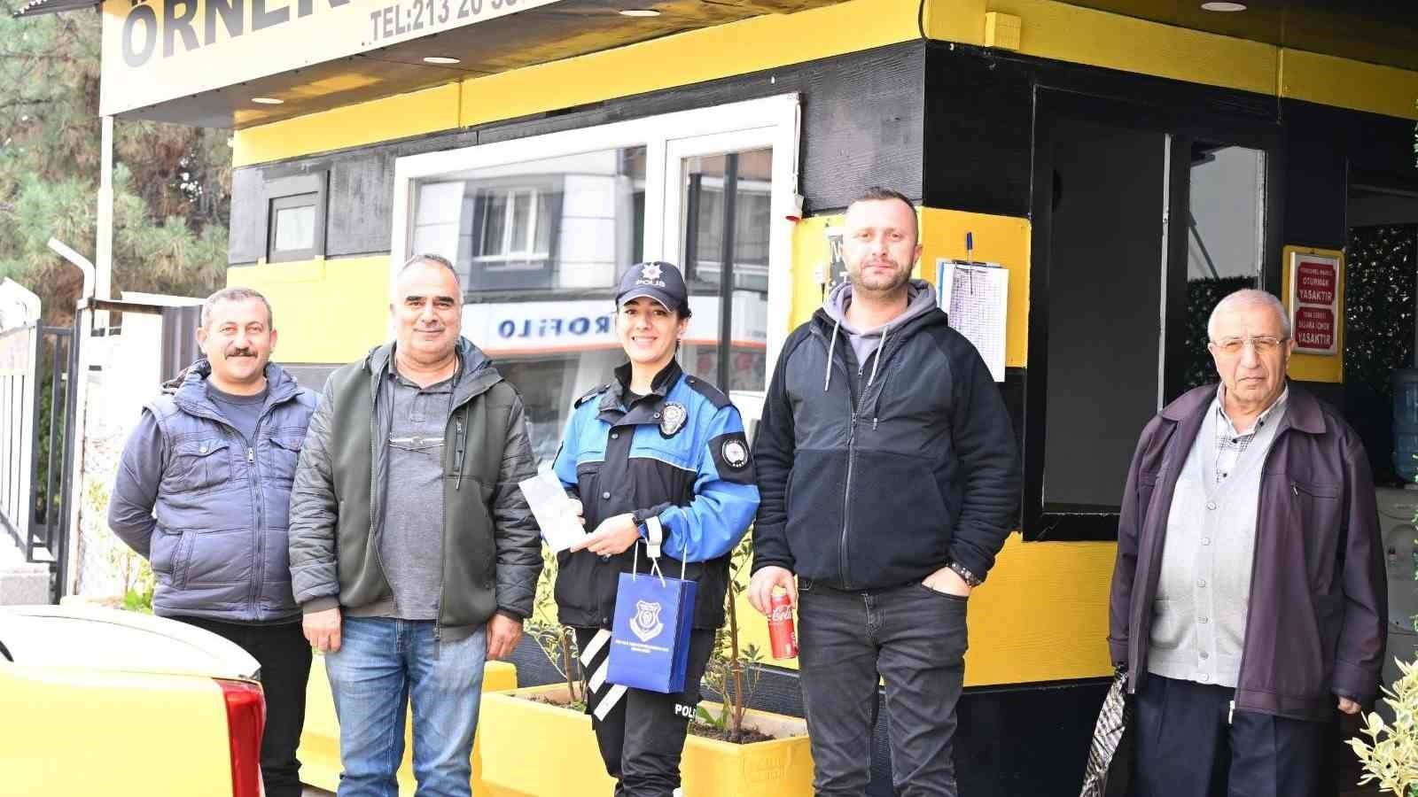 ÇANKIRI'DA POLİS EKİPLERİ, TAKSİCİLERE BROŞÜR DAĞITARAK İLETİŞİM YOLUYLA DOLANDIRICILIK KONUSUNDA...