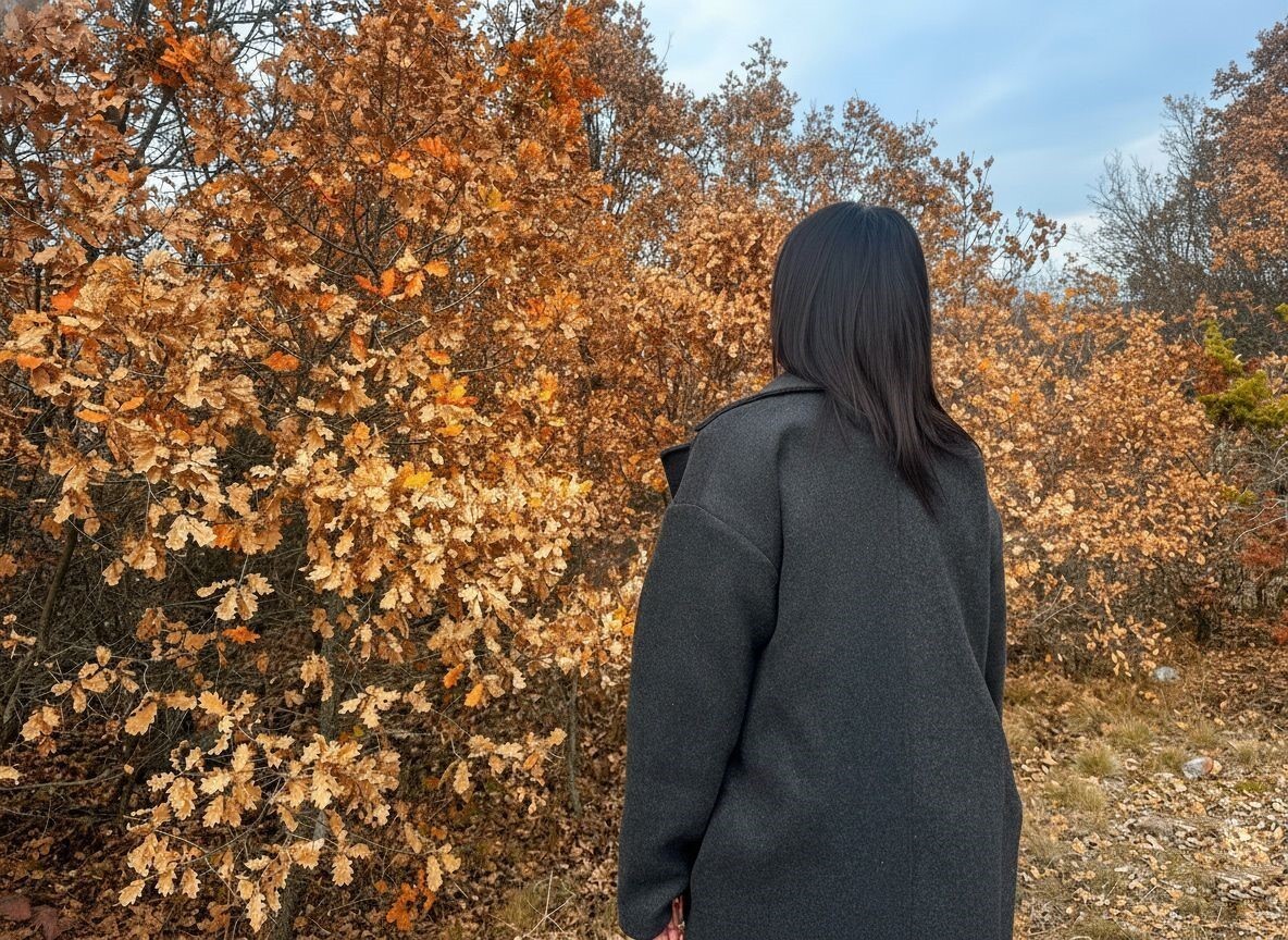ÇANKIRI’DA HAVA SICAKLIKLARININ DÜŞMESİYLE BİRLİKTE KURUYAN AĞAÇ YAPRAKLARI SARI, KIRMIZI VE...