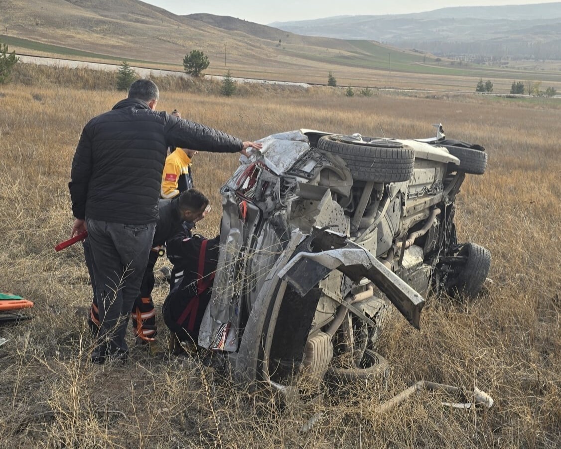 ÇANKIRI’DA KONTROLDEN ÇIKAN OTOMOBİLİN TARLAYA UÇMASI SONUCU 1 KİŞİ YARALANDI.