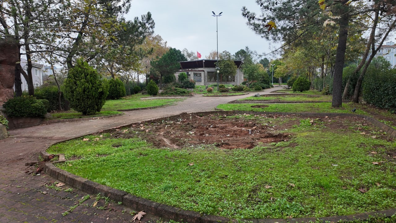 ÇAYIROVA'DAKİ YEŞİL VADİ İÇERİSİNDE BULUNAN PARK ALANI VE AKSE KÖY İÇİ PARKINDA YENİLEME...