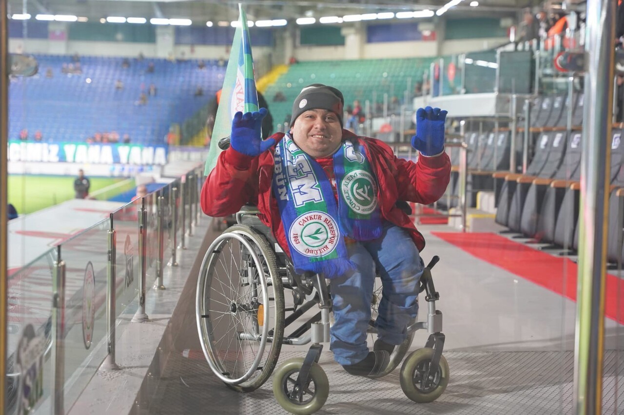 ÇAYKUR RİZESPOR'UN GENÇ TARAFTARI CENGİZ KÖSE, İKİ YIL ÖNCE ANNE VE BABASININ DESTEĞİYLE ÇIKTIĞI...