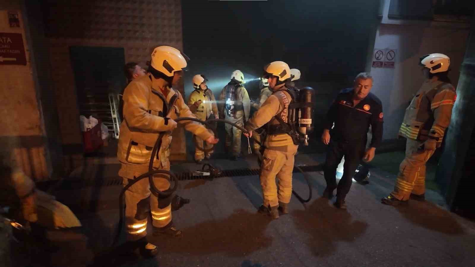 ÇEKMEKÖY ÇATALÇEŞME MAHALLESİ’NDE VATANDAŞLARIN YANIK KOKUSU ALMASI ÜZERİNE İTFAİYE EKİPLERİNE...