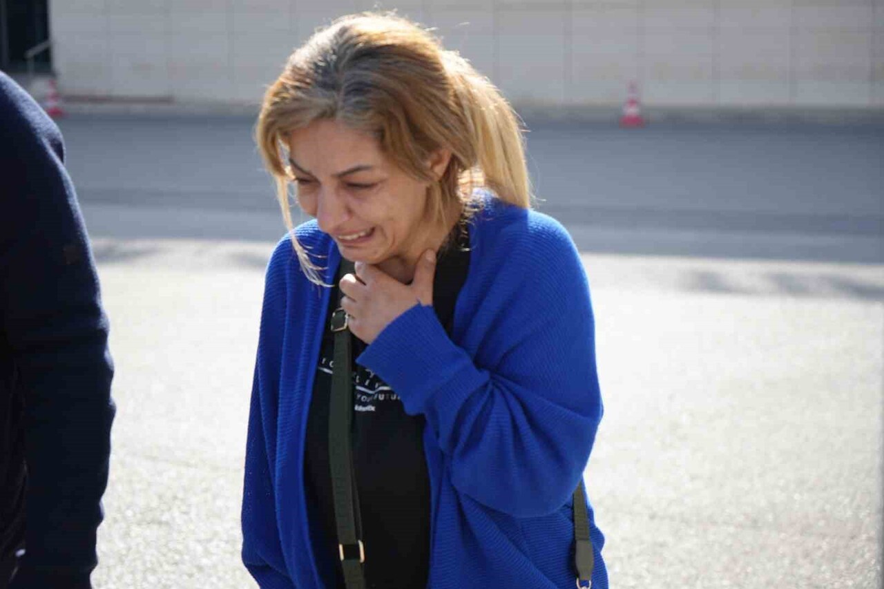 CENAZENİN ALINDIĞI SIRADA GENÇ KIZIN BABASI AYAKTA DURMAKTA GÜÇLÜK ÇEKTİ, TEYZESİ İSE "GÖZLERİ...