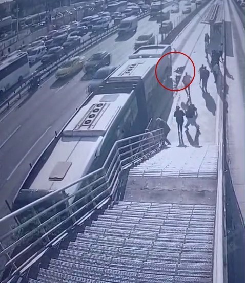 CEVİZLİBAĞ METROBÜS DURAĞINDA BEKLEYEN YÜRÜME ENGELLİ HÜSEYİN C. (57) TEKERLEKLİ SANDALYESİYLE...