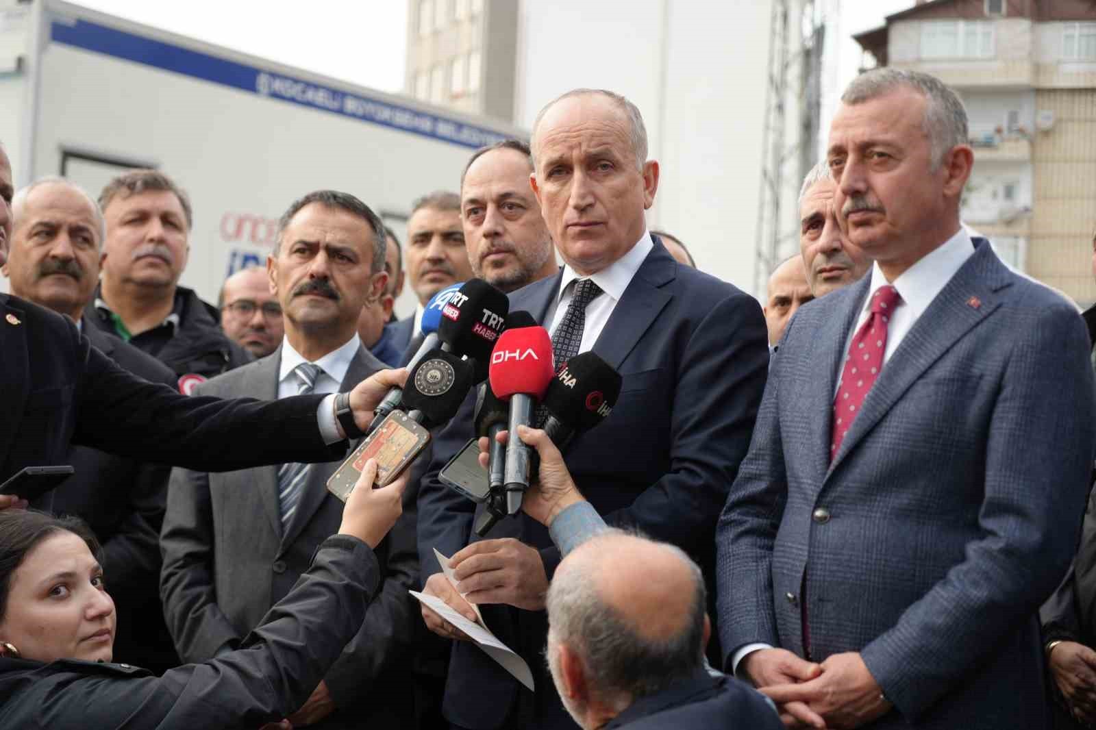 ÇEVRE, ŞEHİRCİLİK VE İKLİM DEĞİŞİKLİĞİ BAKAN YARDIMCISI ÖMER BULUT, BERABERİNDEKİ VALİ İLHAMİ...