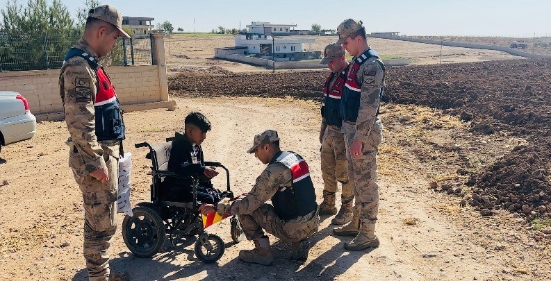 CEYLANPINAR İLÇESİNDE DEVRİYE GÖREVİ YÜRÜTEN JANDARMA EKİPLERİ, AKÜLÜ TEKERLEKLİ SANDALYESİNE...