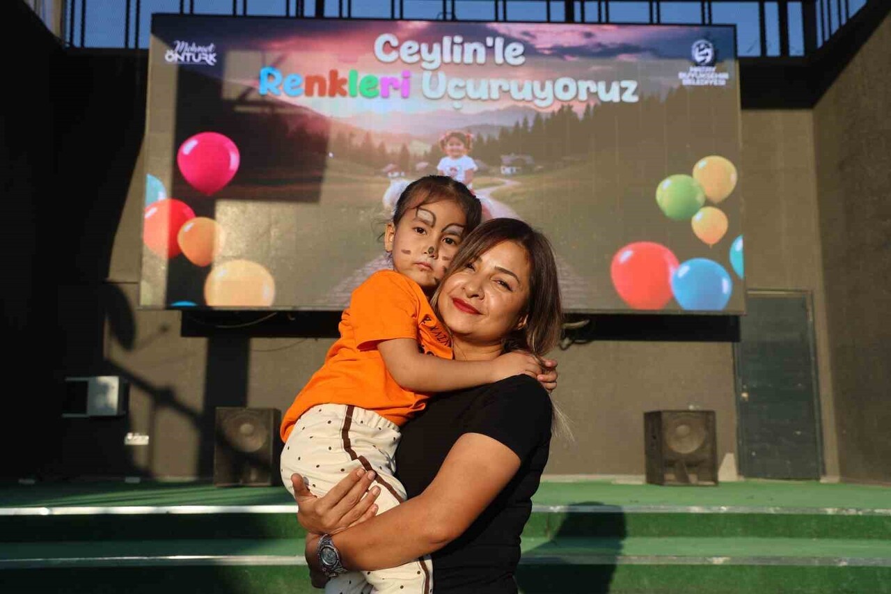 CEYLİN KONYALIÇETİN VE ANNESİ NAZLI KONYALIÇETİN