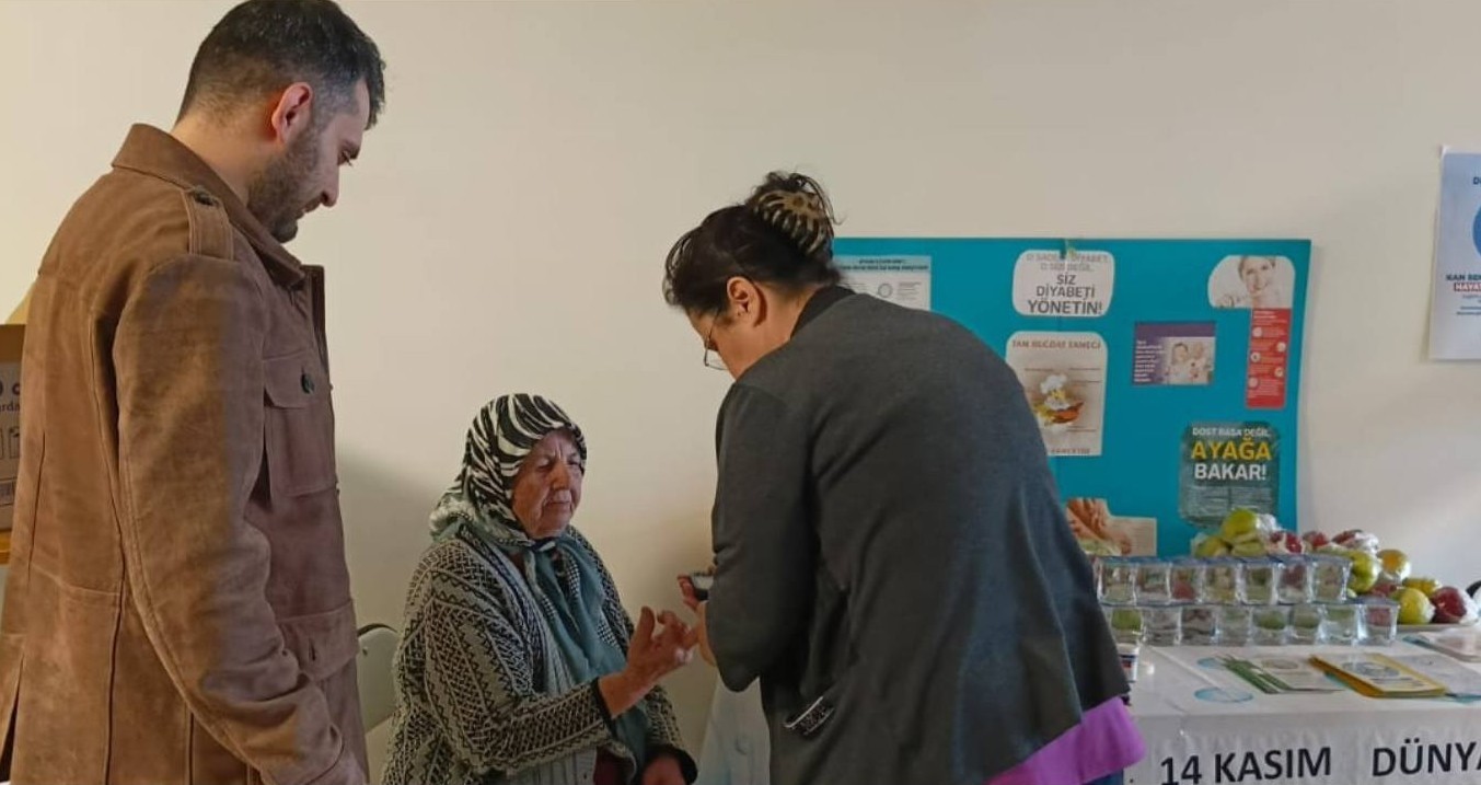 ÇİNE DEVLET HASTANESİ, DÜNYA DİYABET GÜNÜ’NDE VATANDAŞLARI BİLGİLENDİRİP ÜCRETSİZ KAN ŞEKERİ...