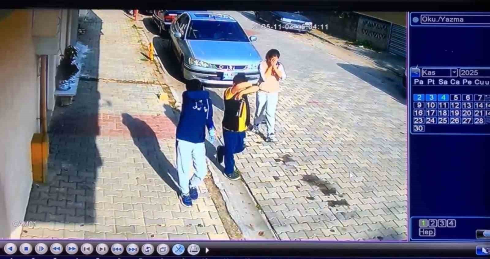 ÇOCUKLAR GÜVENLİK KAMERASININ ALTINDAN GEÇERKEN YÜZLERİNİ SAKLADILAR.