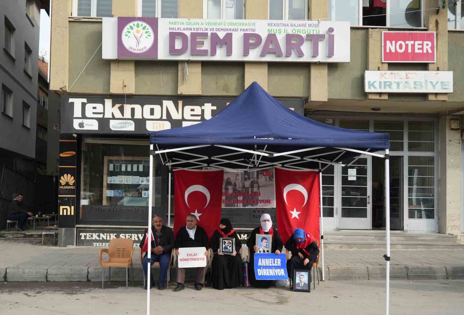 ÇOCUKLARI TERÖR ÖRGÜTÜ PKK TARAFINDAN KAÇIRILAN AİLELER, 221. HAFTADA DA DEM PARTİ İL BAŞKANLIĞI...