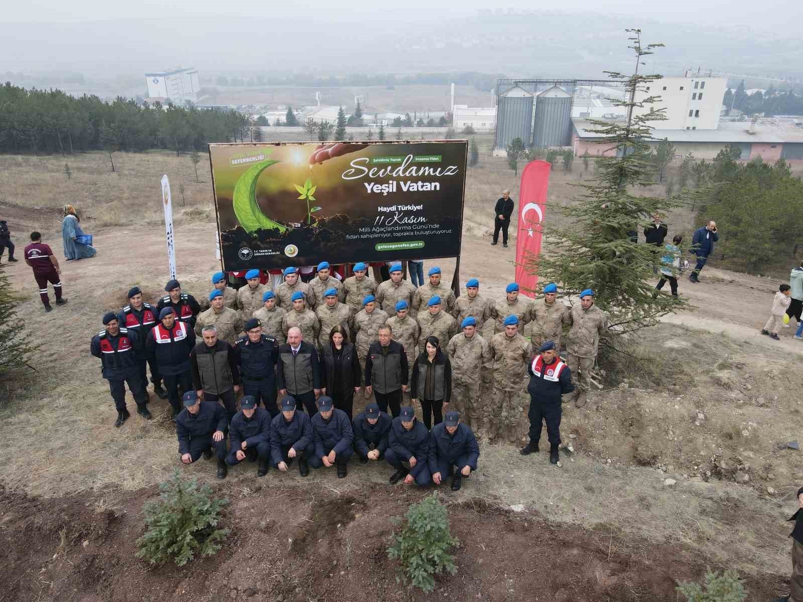 ÇORUM'DA, 11 KASIM MİLLİ AĞAÇLANDIRMA GÜNÜ ETKİNLİĞİ KAPSAMINDA BİNLERCE FİDAN TOPRAKLA...