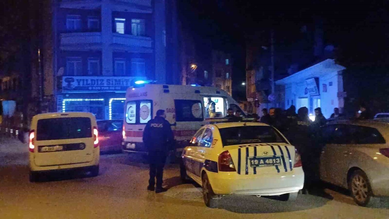 ÇORUM'DA İKİ GRUP ARASINDA ÇIKAN KAVGADA 1'İ ÇOCUK 2 KİŞİ BIÇAKLANARAK YARALANDI.