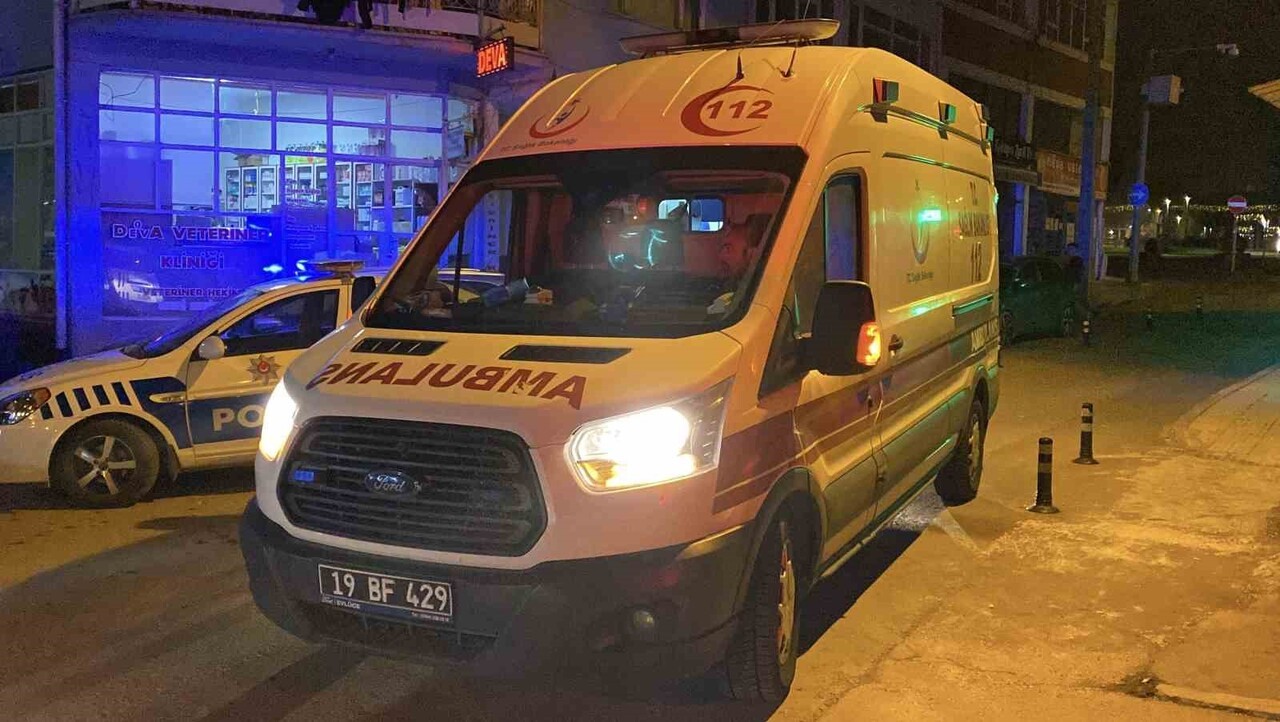 ÇORUM'DA İKİ GRUP ARASINDA ÇIKAN KAVGADA 1'İ ÇOCUK 2 KİŞİ BIÇAKLANARAK YARALANDI.