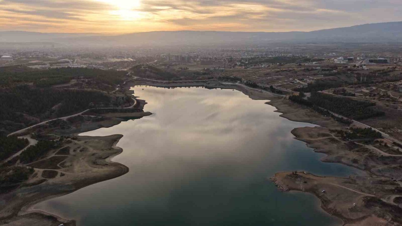 ÇORUM'DA İL MERKEZİNE BİRKAÇ KİLOMETRE UZAKLIKTA BULUNAN ÇOMAR BARAJI, GÜN BATIMI SIRASINDA ORTAYA...