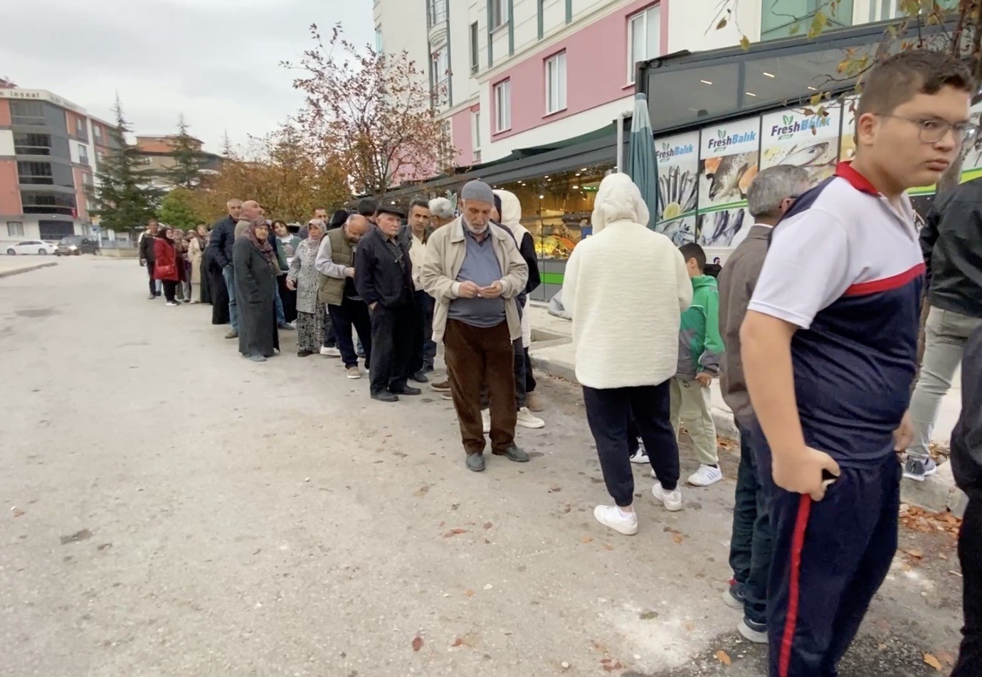 ÇORUM'DA KİLOGRAMI 40 TL'YE DÜŞEN HAMSİDEN SATIN ALMAK İSTEYEN VATANDAŞLAR BALIKÇI ÖNÜNDE...