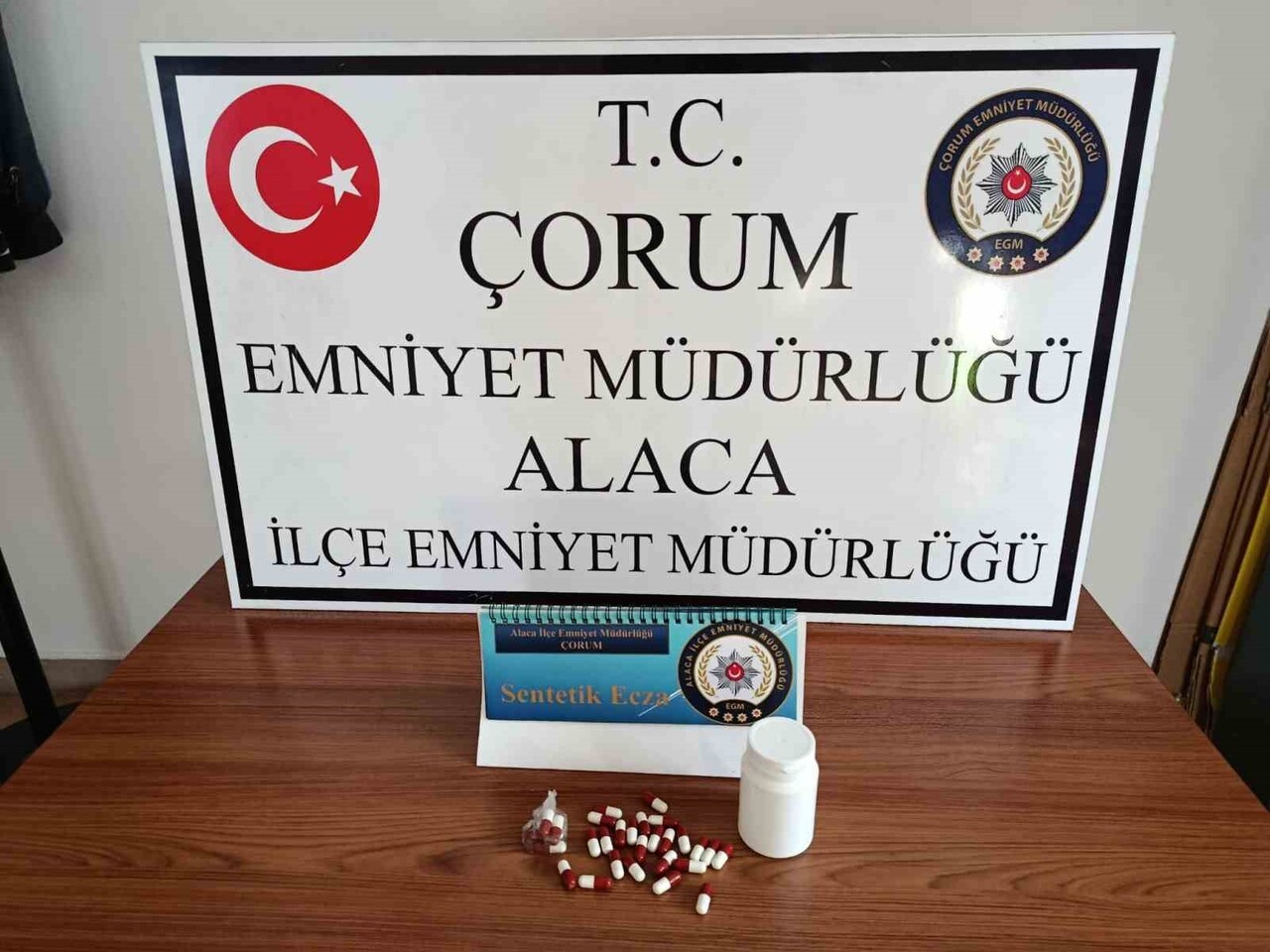 ÇORUM'UN ALACA İLÇESİNDE POLİS EKİPLERİNCE ŞÜPHE ÜZERİNE DURDURULAN BİR ARAÇTA VE ŞAHSIN ÜZERİNDE...