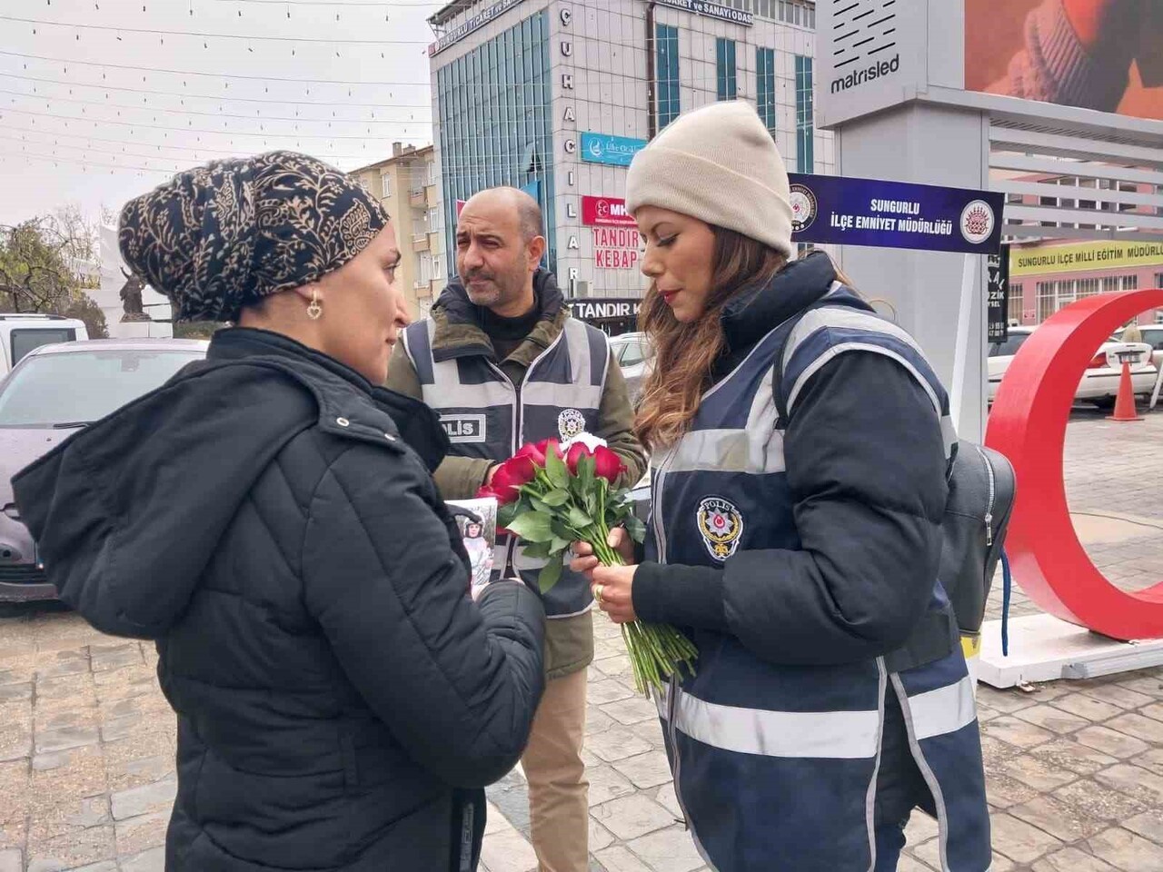 ÇORUM'UN SUNGURLU İLÇESİ EMNİYET MÜDÜRLÜĞÜ EKİPLERİ, 25 KASIM KADINA YÖNELİK ŞİDDETLE ULUSLARARASI...