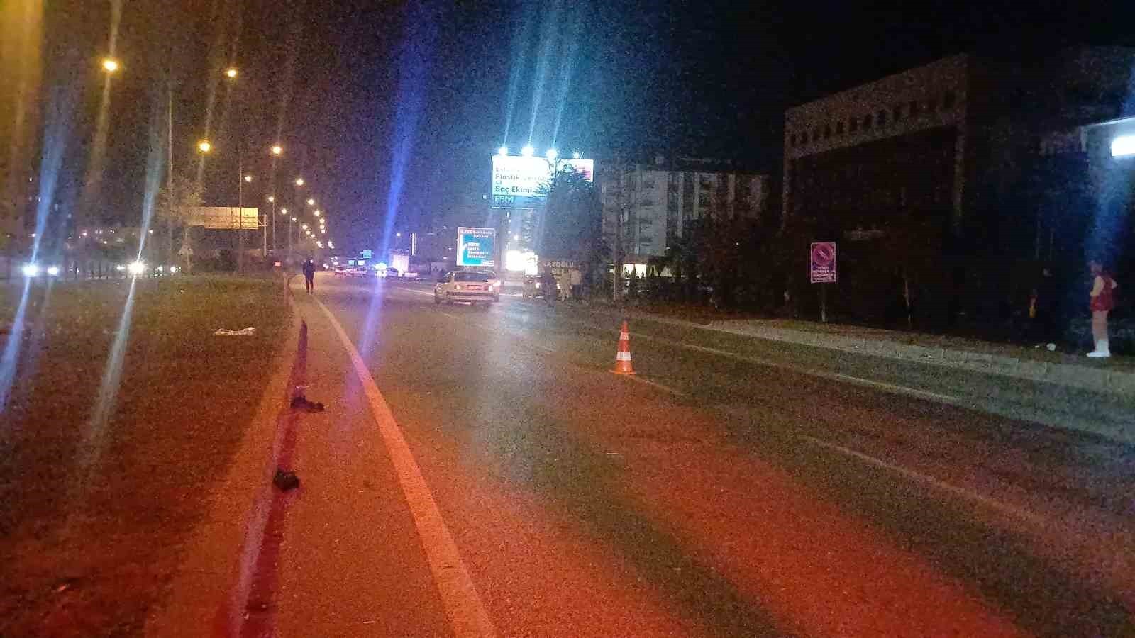 ÇORUM’DA YOLUN KARŞISINA GEÇMEK İSTERKEN TIRIN ÇARPTIĞI KADIN AĞIR YARALANDI.