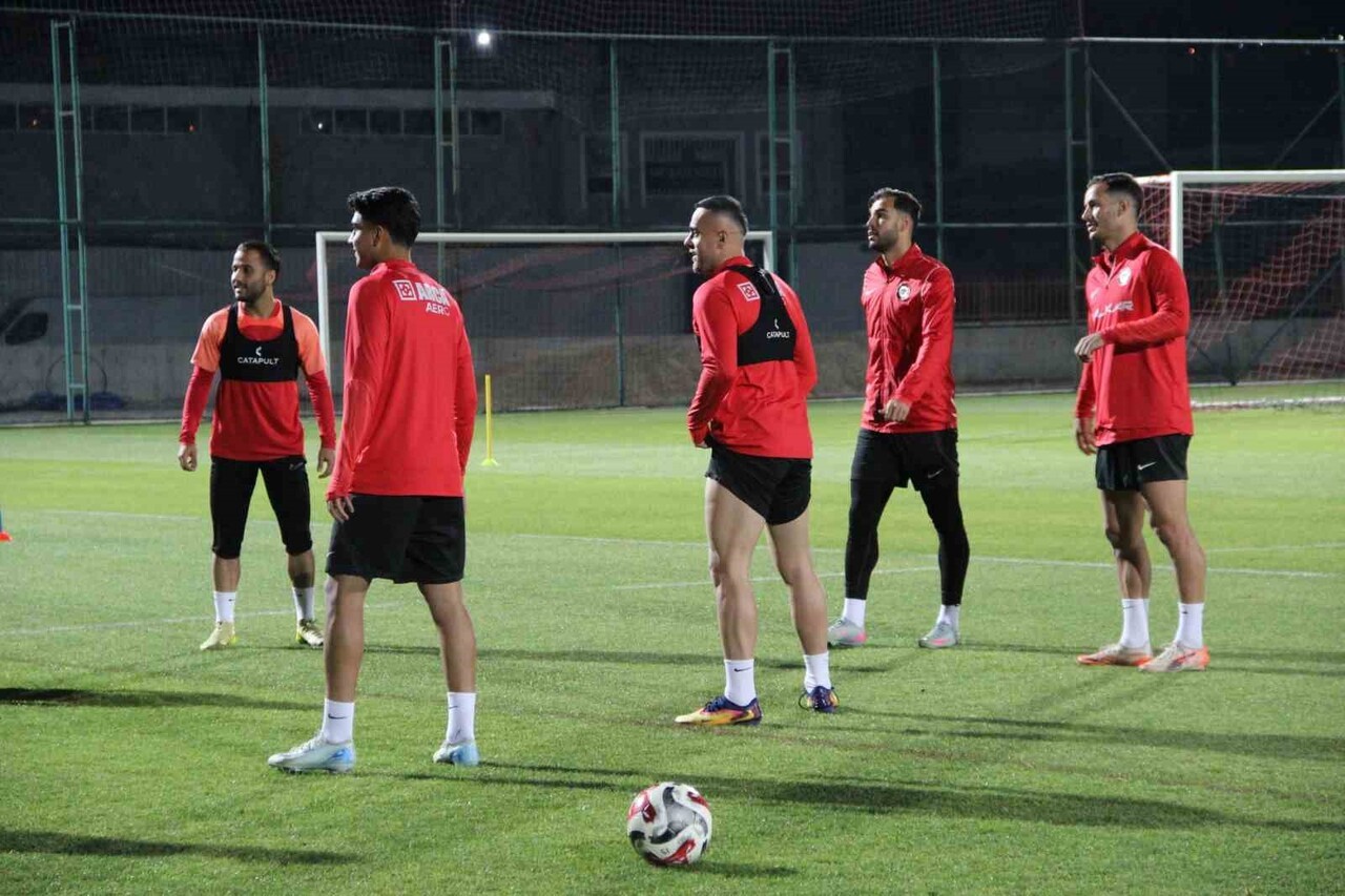 ÇORUM FK'DE GÖREV BAŞI YAPAN TEKNİK DİREKTÖR HÜSEYİN EROĞLU, TAKIMLA İLK ANTRENMANA...