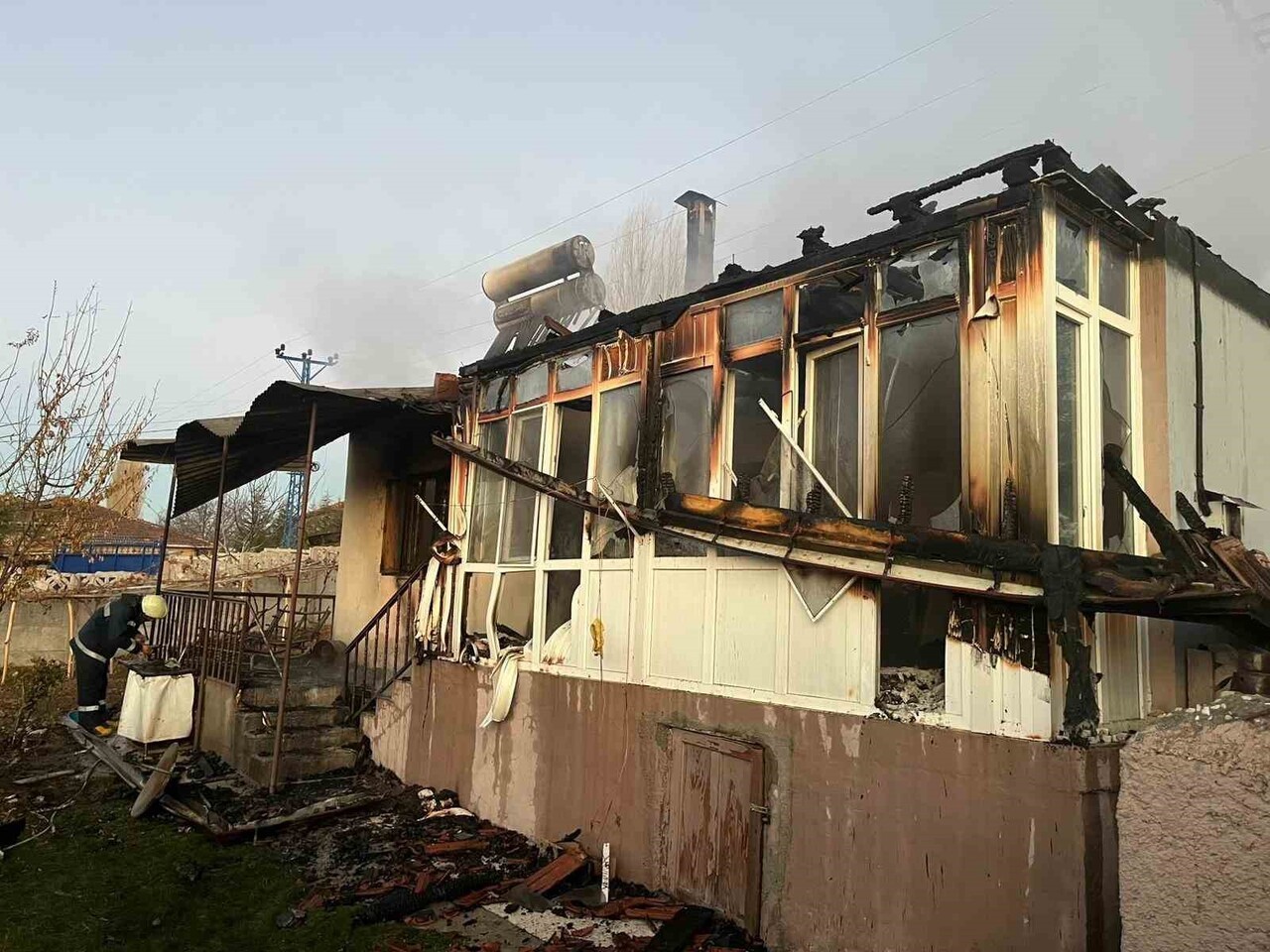 ÇORUM’UN ALACA İLÇESİNE ÇIKAN YANGINDA AHŞAP EV KULLANILAMAZ HALE GELİRKEN, 1 KİŞİ...