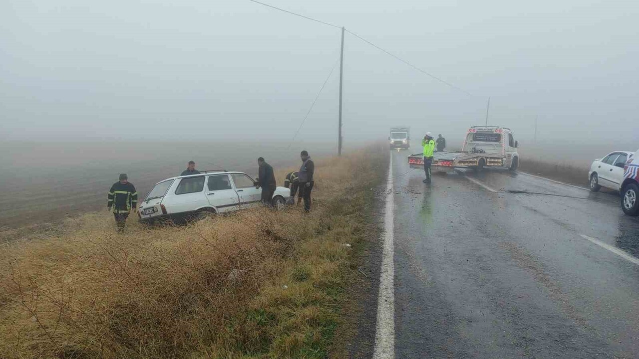 ÇORUM’UN İSKİLİP İLÇESİNDE YOĞUN SİS SEBEBİYLE 3 ARACIN KARIŞTIĞI ZİNCİRLEME KAZA 5 KİŞİ...