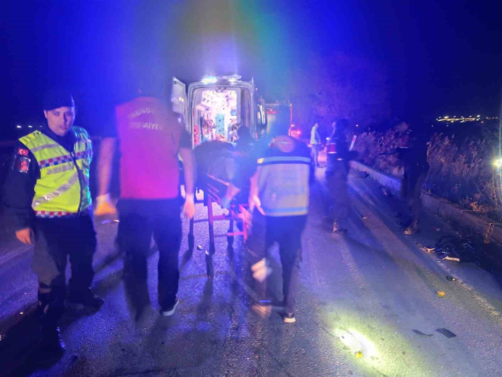 ÇORUM’UN SUNGURLU İLÇESİNDE TAKLA ATAN OTOMOBİL PARÇALARA AYRILARAK HURDA YIĞININA DÖNDÜ. KAZADA 1...