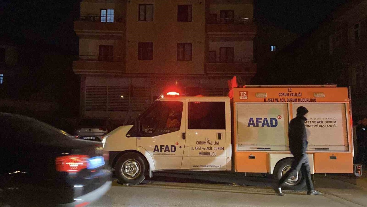 ÇORUM VALİLİĞİ TARAFINDAN, İLAÇLAMA YAPILAN APARTMANDA ZEHİRLENDİKLERİ ŞÜPHESİYLE HASTANEYE...