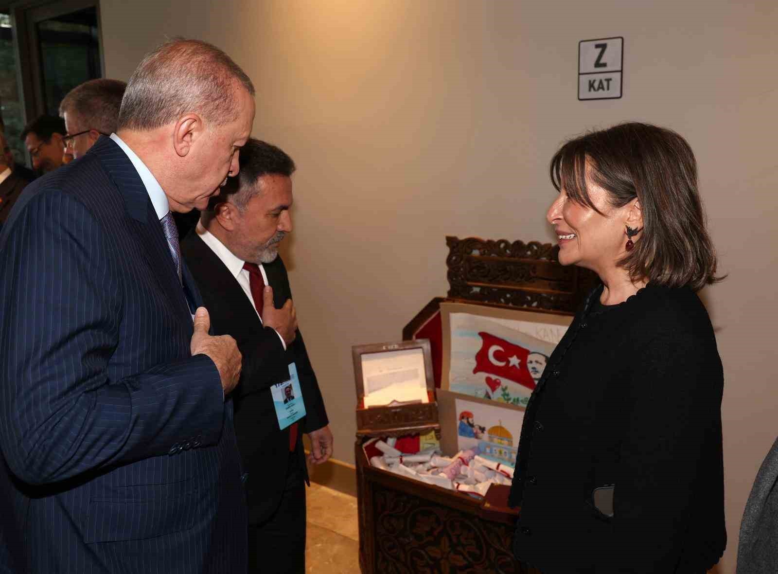 CUMHURBAŞKANI RECEP TAYYİP ERDOĞAN'A, ADANALI ÇOCUKLARIN MEKTUPLARINI VE ÇİZİMLERİNİ İÇEREN...