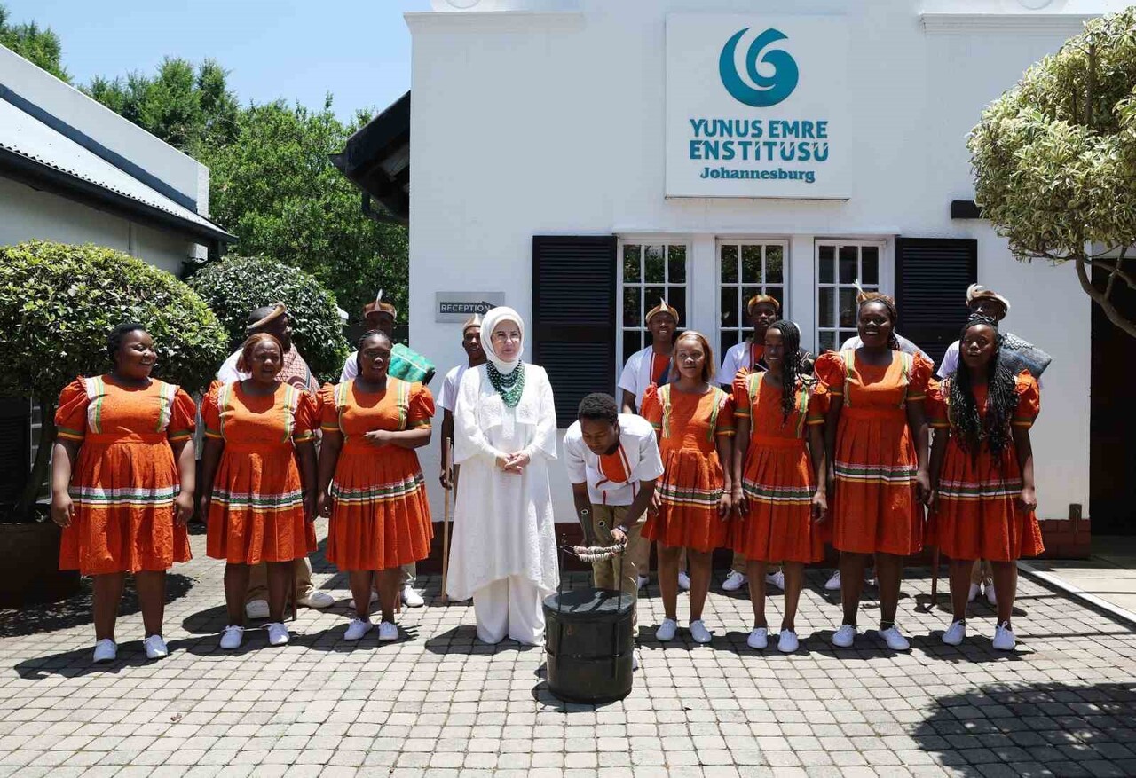 CUMHURBAŞKANI RECEP TAYYİP ERDOĞAN'IN EŞİ EMİNE ERDOĞAN, GÜNEY AFRİKA'DA YUNUS EMRE ENSTİTÜSÜNE...