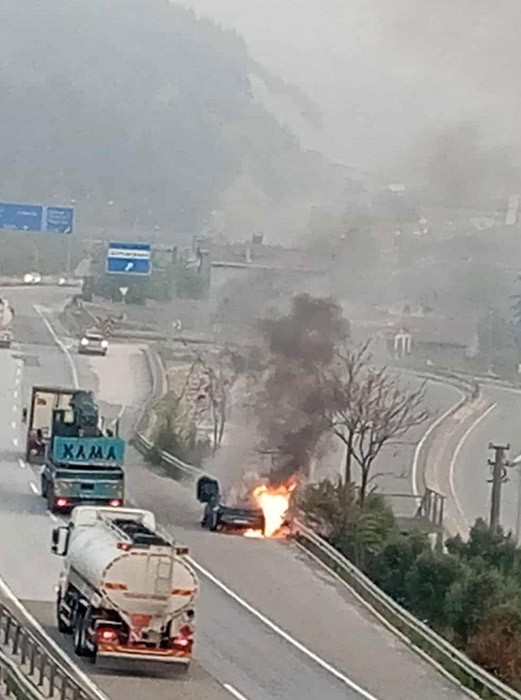 D-650 KARA YOLUNDA SEYİR HALİNDEYKEN ALEV ALAN OTOMOBİL, İTFAİYE EKİPLERİNİN MÜDAHALESİYLE...