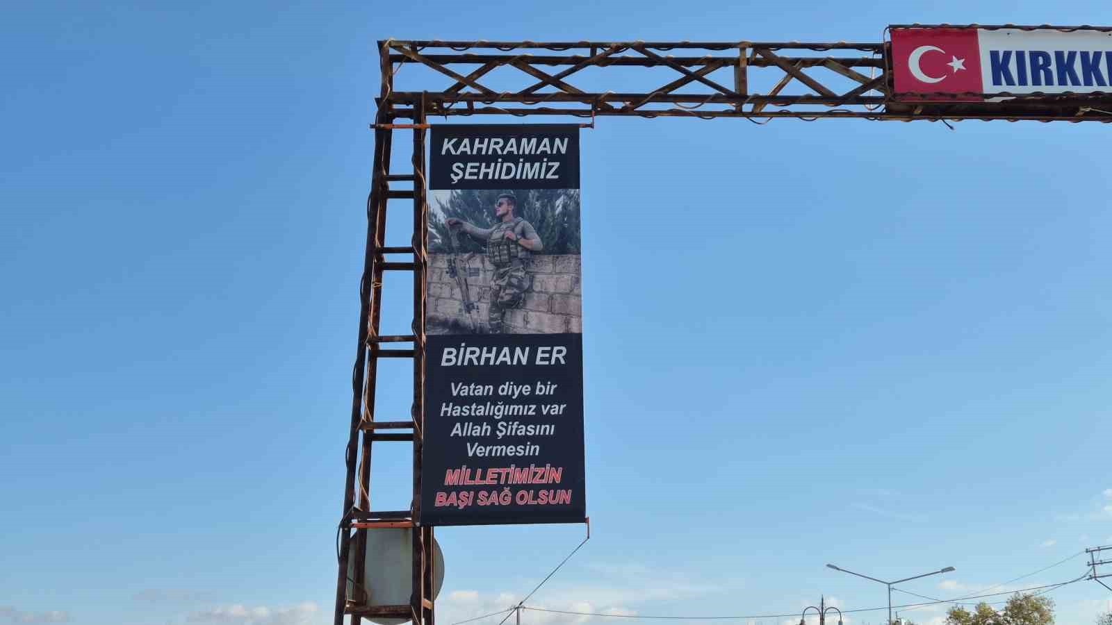 DAHA ÖNCEDE ŞEHİT VEREN KÖYÜN GİRİŞİNE YAZILAN 'VATAN DİYE BİR HASTALIĞIMIZ VAR. ALLAH ŞİFA...