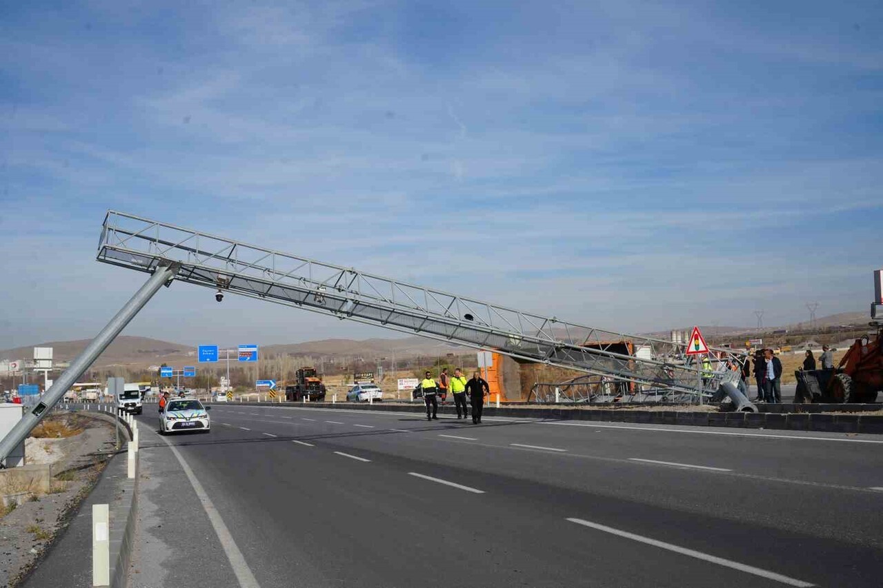 DAMPERİ AÇILAN KARAYOLLARI KAMYONU EDS DİREĞİNE ÇARPARAK DEVRİLDİ