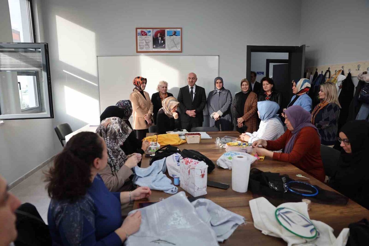 DARICA'DA ANNELER MESLEKİ KURSLARA KATILIRKEN, ÇOCUKLARI DA YAN SINIFLARDA EĞİTİM GÖRÜYOR.