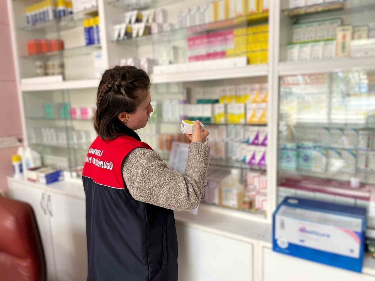 DENETİMLERDE, ÜRÜNLERİN SON KULLANMA TARİHLERİ VE MUHAFAZA ŞARTLARI KONTROL EDİLDİ.