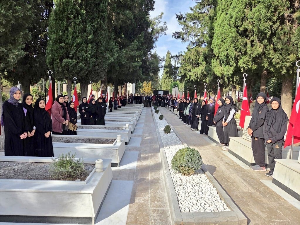 DENİZLİ'DE 24 KASIM ÖĞRETMENLER GÜNÜ NEDENİYLE DENİZLİ ŞEHİTLİĞİNDE DÜZENLENEN TÖRENDE VATAN...