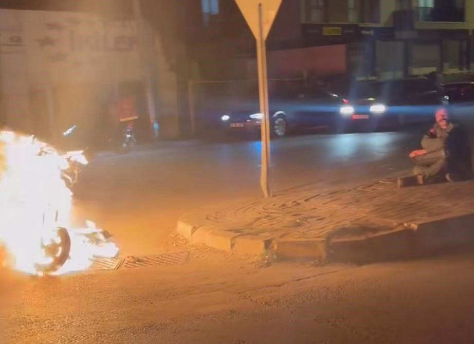 DENİZLİ'DE ARIZA YAPAN ELEKTRİKLİ MOTOSİKLETİNE SİNİRLENEN SÜRÜCÜ, ARACI YOLUN ORTASINDA ATEŞE...