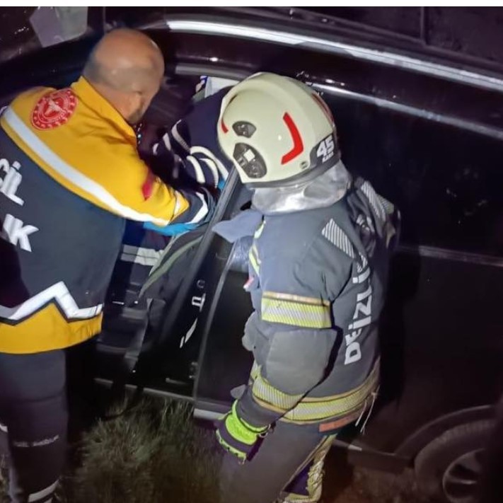 DENİZLİ'NİN MERKEZEFENDİ İLÇESİNE BAĞLI BAŞKARCI MAHALLESİ'NDE MEYDANA GELEN TRAFİK KAZASINDA...